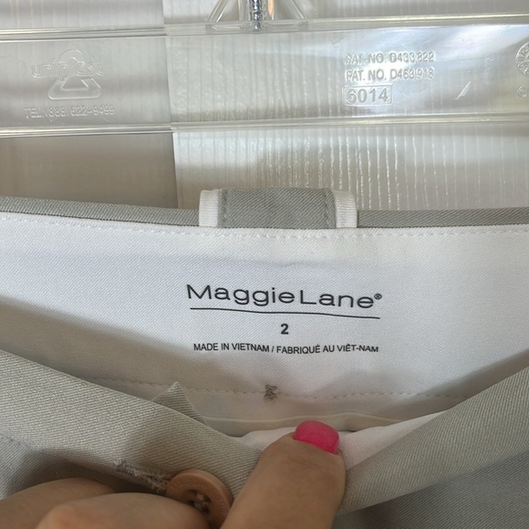 Maggie Lane Golf Shorts, size 2, Tan, 21 1/2 inch top to bottom - Picture 3 of 5